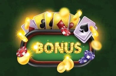Pengguna dewasa memeriksa saldo di mobile